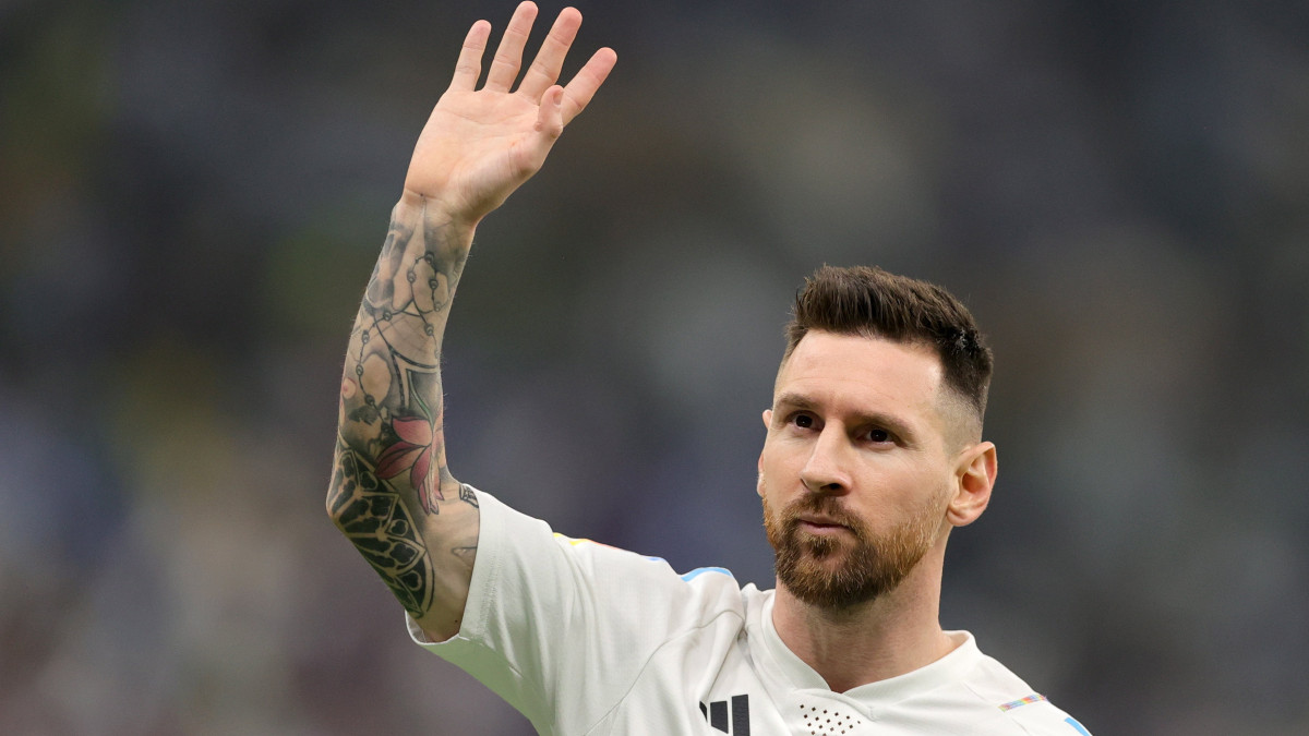 Az argentin Lionel Messi bemelegítésen a katari labdarúgó-világbajnokság döntőjében játszott Argentína-Franciaország mérkőzés előtt a Loszaíl Stadionban 2022. december 18-án.
