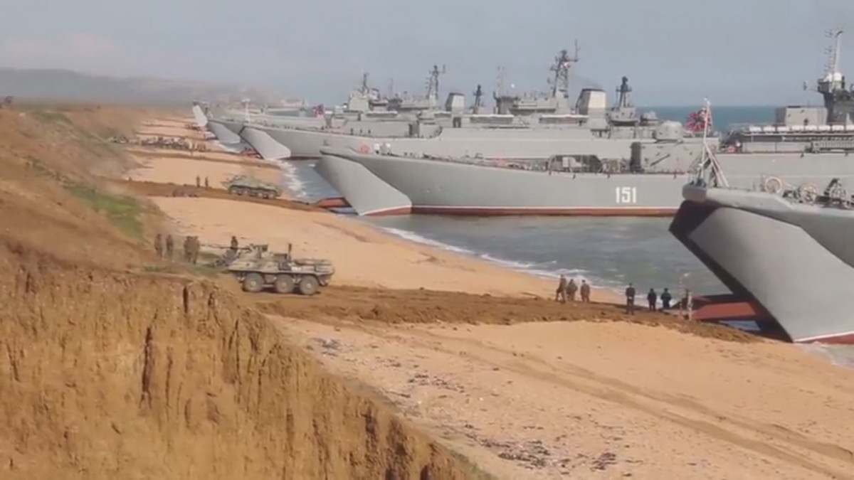 Az orosz védelmi minisztérium sajtószolgálata által 2021. április 23-án közreadott, videofelvételről készült képen egy orosz páncélozott harcjárművek felhajtanak orosz partraszállító hajókra a krími Opuk gyakorlótéren végrehajtott hadgyakorlat után. Szergej Sojgu orosz védelmi miniszter egy nappal korábban elrendelte az orosz déli és nyugati katonai körzetben zajló harckészültség-ellenőrzés céljából végzett hadgyakorlat leállítását, miután úgy értékelte, hogy az elérte célját.