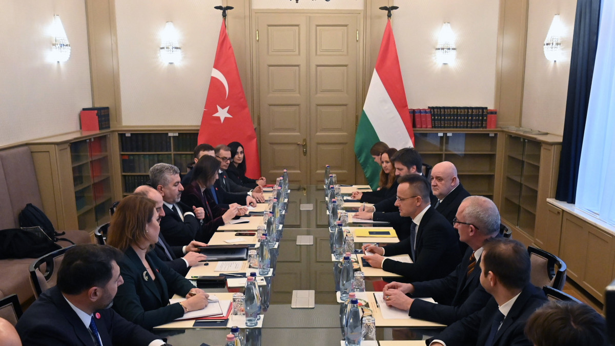 Szijjártó Péter külgazdasági és külügyminiszter (j4) és Mustafa Varank török ipari és technológiai miniszter (b4), a Magyar-Török Gazdasági Vegyes Bizottság társelnökei a bizottság 8. ülésén a Külgazdasági és Külügyminisztériumban 2023. január 16-án.