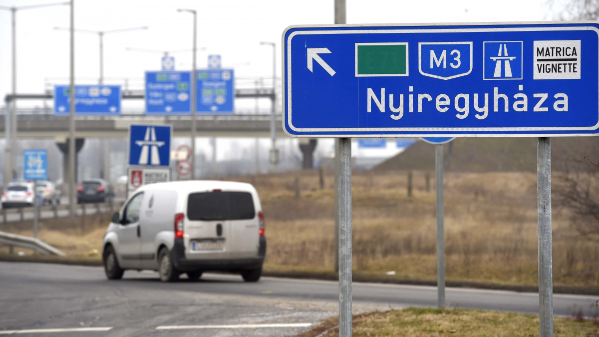Gépkocsik Budapesten, az M3-as autópálya kivezető szakaszán 2018. január 31-én. Éjfélkor lejár a 2017-ben vásárolt országos és megyei éves autópálya-matricák érvényessége.