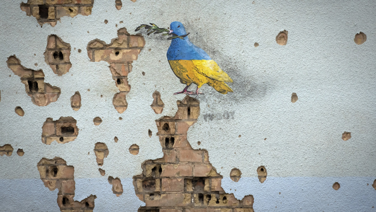 TvBoy olasz graffitiművész legújabb alkotása az orosz légitámadásban súlyosan megrongálódott irpinyi kultúrház falán 2023. január 30-án.