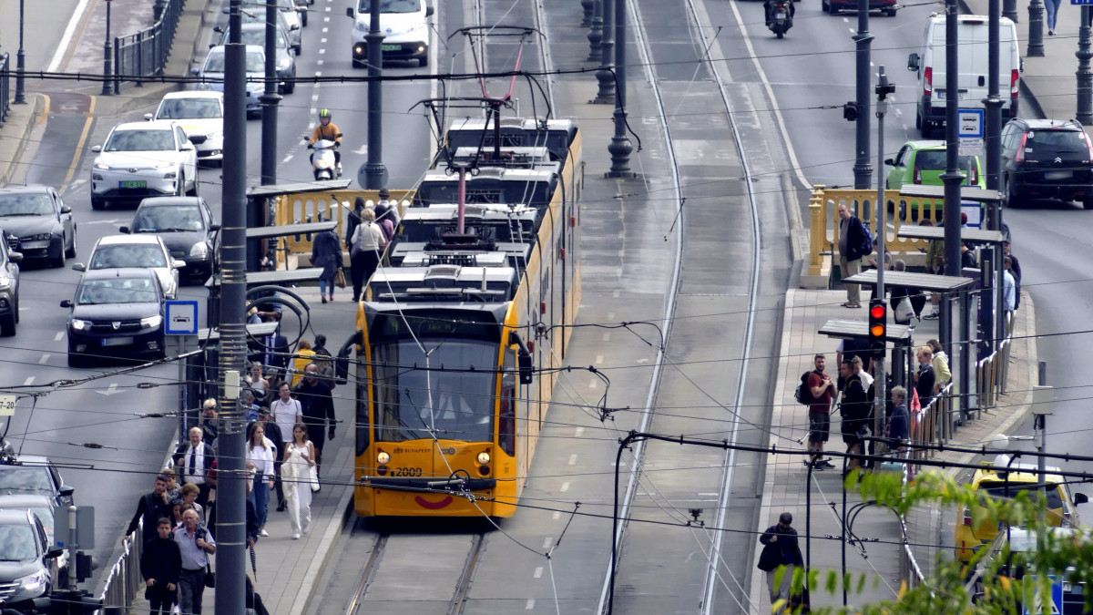 Budapest, 2022. szeptember 19. Kora délutáni járműforgalom a Margit híd budai lehajtójánál, ahol a Budapesti Közlekedési Központ (BKK) 4-es, 6-os vonalán közlekedő, nagy utasforgalmat lebonyolító Siemens Combino villamosok is szállítják az utasokat. MTVA/Bizományosi: Jászai Csaba
