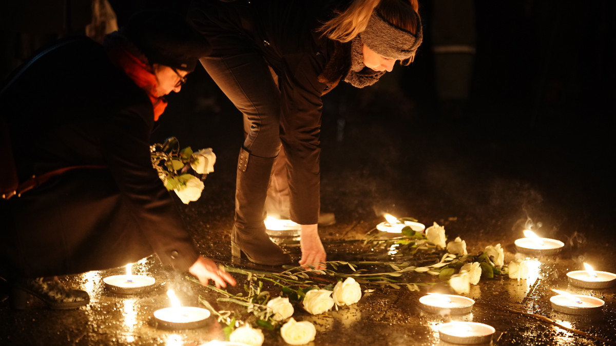 A berlini Breitscheidplatz karácsonyi vásárában elkövetett terrortámadás áldozatairól emlékeznek meg a helyszínen a tömeggyilkosság hatodik évfordulóján, 2022. december 19-én. A teherautóval a vásárlók közé hajtó terrorista tizenkét embert megölt.