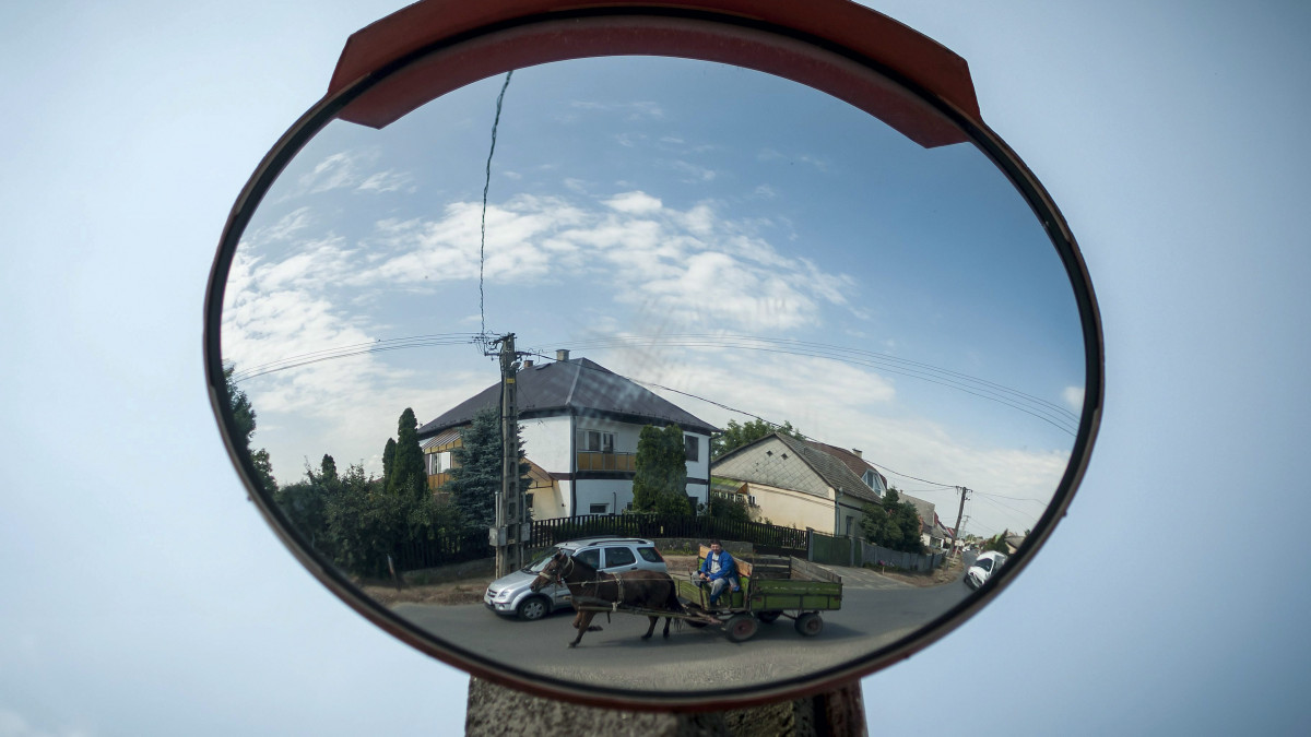 Lovaskocsi látszik egy tükörben a Szabolcs-Szatmár-Bereg megyei Ajakon 2013. július 12-én. Ajak azon tizennyolc település egyike, amelynek városi címet adományozott a köztársasági elnök 2013. július 15-ei hatállyal.