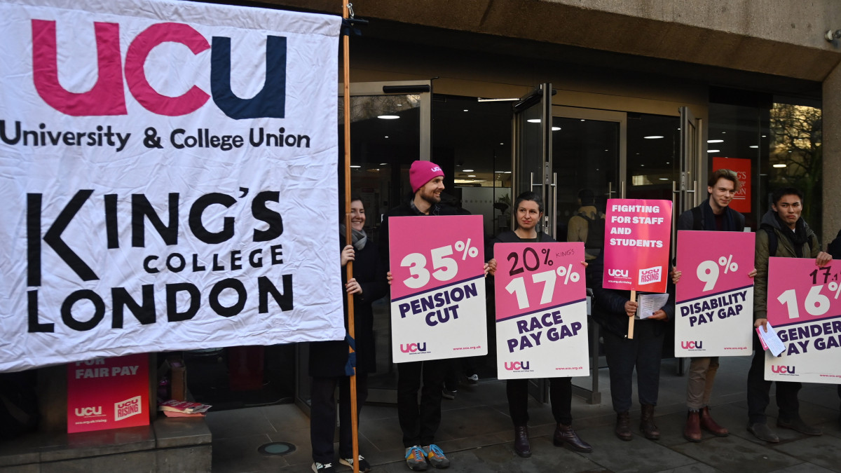 Transzparenst tartó résztvevők az UCU brit felsőoktatási szakszervezet felhívására tartott bérkövetelő munkabeszüntetésen a Kings College egyetem épületénél Londonban 2023. február 1-jén. Nagy-Britanniában ezen a napon országszerte sztrájkolnak inflációkövető béremelésért a közigazgatásban, az oktatásban és a közlekedési szektorban.