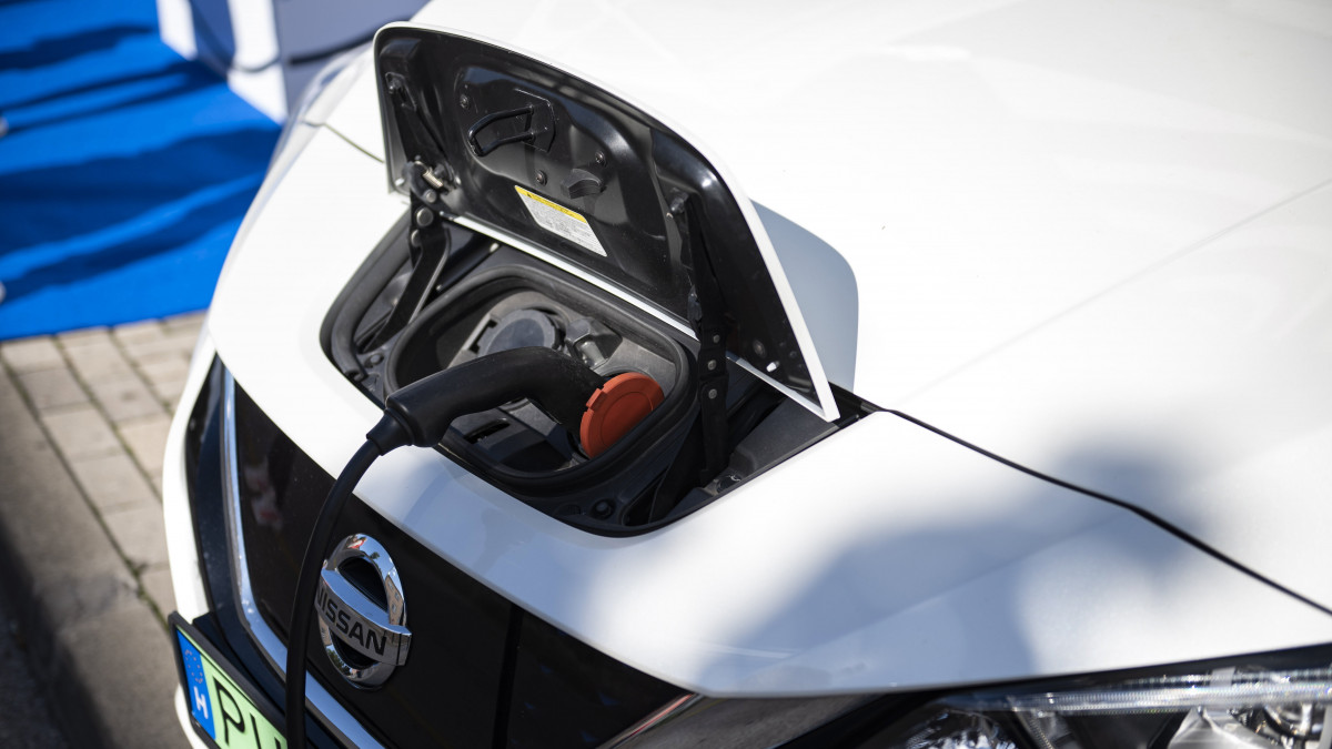 Elektromos meghajtású autót töltenek az Elektromos járművek napján Székesfehérváron 2022. szeptember 18-án. A Székesfehérvári Közösségi és Kulturális Központ negyedik alkalommal, Menő jövő címmel megrendezett eseményén az érdeklődők a technika legújabb vívmányaival találkozhattak, az érvényes jogosítvánnyal rendelkezők ki is próbálhatták az elektromos járműveket.