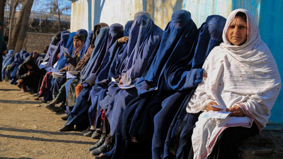 Segélycsomagok átvételére várnak afgán nők Kabulban 2023. január 17-én. A Bashir Navid Group nevű afgán külkereskedelmi cég a tartós fagy miatt egy zsák szenet, 50 kilogramm lisztet és öt liter étolajat taltalmazó csomagokat utalt ki a rászorulóknak Kabulban, ahol helyenként mínusz 20 Celsius-fokot mértek. Az afgán főváros vízvezetékrendszere több helyen befagyott, és az erős havazás miatt számos főút járhatatlanná vált. A zord időjárás ezen a télen már hetven emberéletet követelt Afganisztánban. Az ENSZ jelentése szerint az ország számos részén több ezer haszonállat pusztult el a szélsőséges hideg miatt.