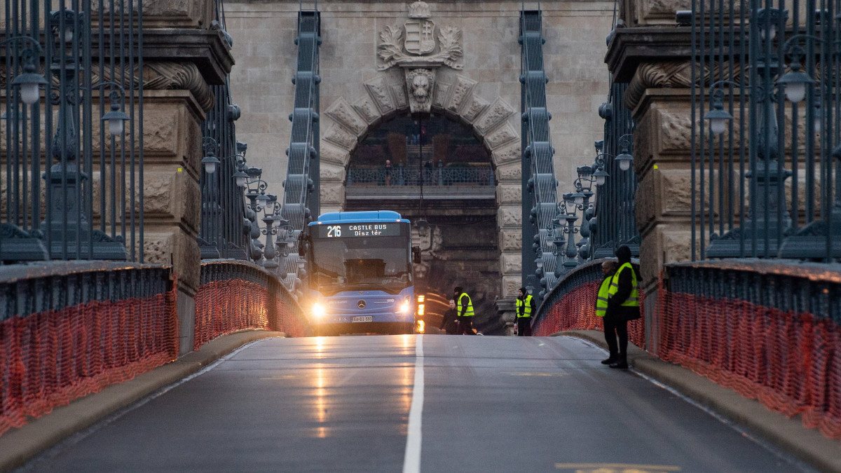A 216-os busz halad át a Lánchídon a felújított útpálya megnyitásának napján, 2022. december 16-án. Átadták az ideiglenes forgalomnak a felújított Lánchidat. A hídon egyelőre csak a Budapesti Közlekedési Központ (BKK) járművei, valamint a taxik, a segédmotoros kerékpárok, a motorosok, a kerékpárosok, valamint a mikroközlekedési eszközöket használók közlekedhetnek, a gyalogosok a tervek szerint a jövő nyár végétől használhatják az átkelőt.