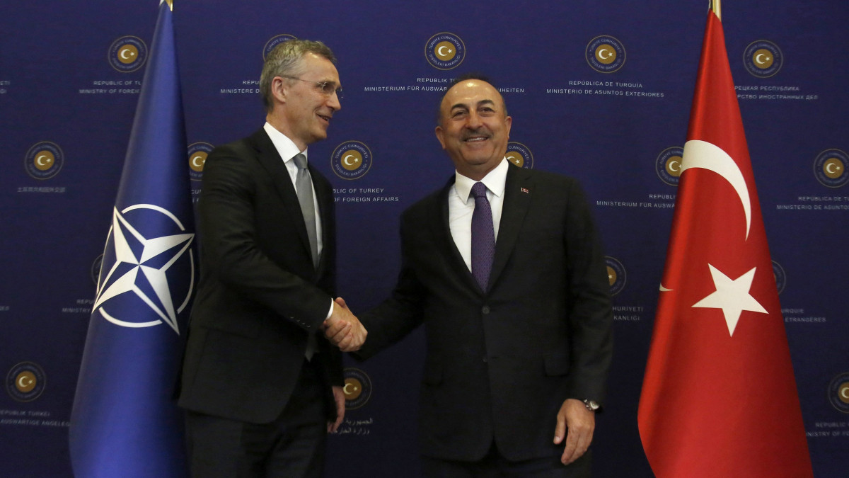 Ankara, 2018. április 16.Mevlüt Cavusoglu török külügyminiszter (j) fogadja Jens Stoltenberg NATO-főtitkárt Ankarában 2018. április 16-án. (MTI/EPA/Tumay Berkin)