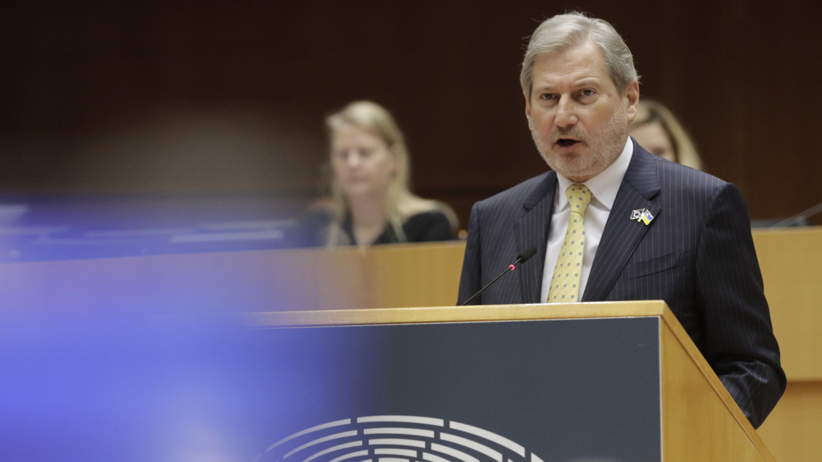 Johannes Hahn, az Európai Bizottság költségvetési és igazgatási ügyekben felelős tagja felszólal az Európai Parlament plenáris ülésén Brüsszelben 2023. február 2-án.