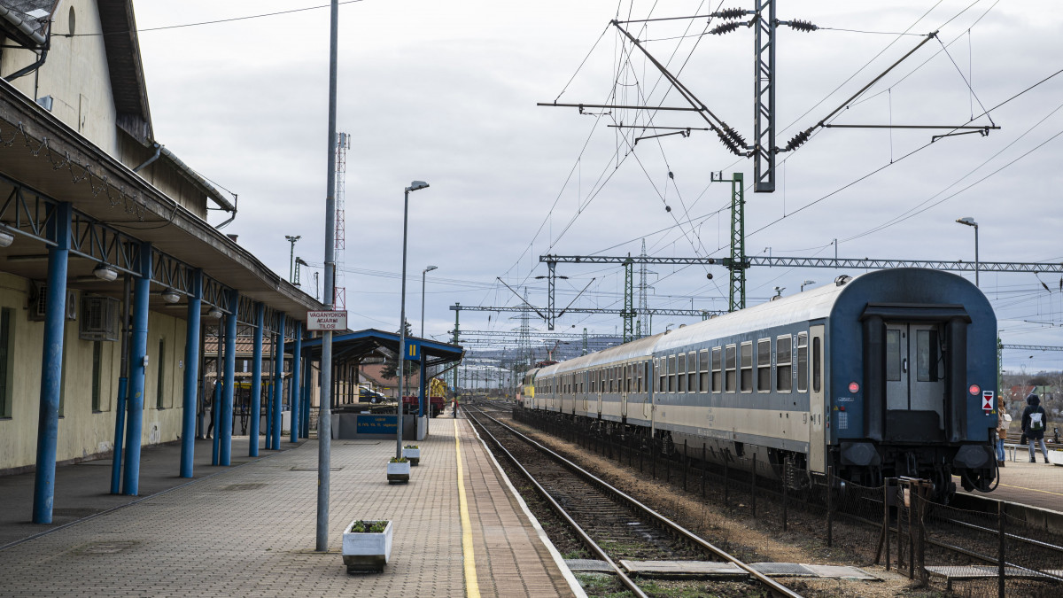 A veszprémi vasútállomás a felújításról tartott sajtótájékoztató napján, 2023. február 2-án. A beruházás 1,1 milliárd forintból valósul meg, melyből 750 millió kormányzati támogatás, 350 millió forintot pedig a MÁV saját forrásból különített el.