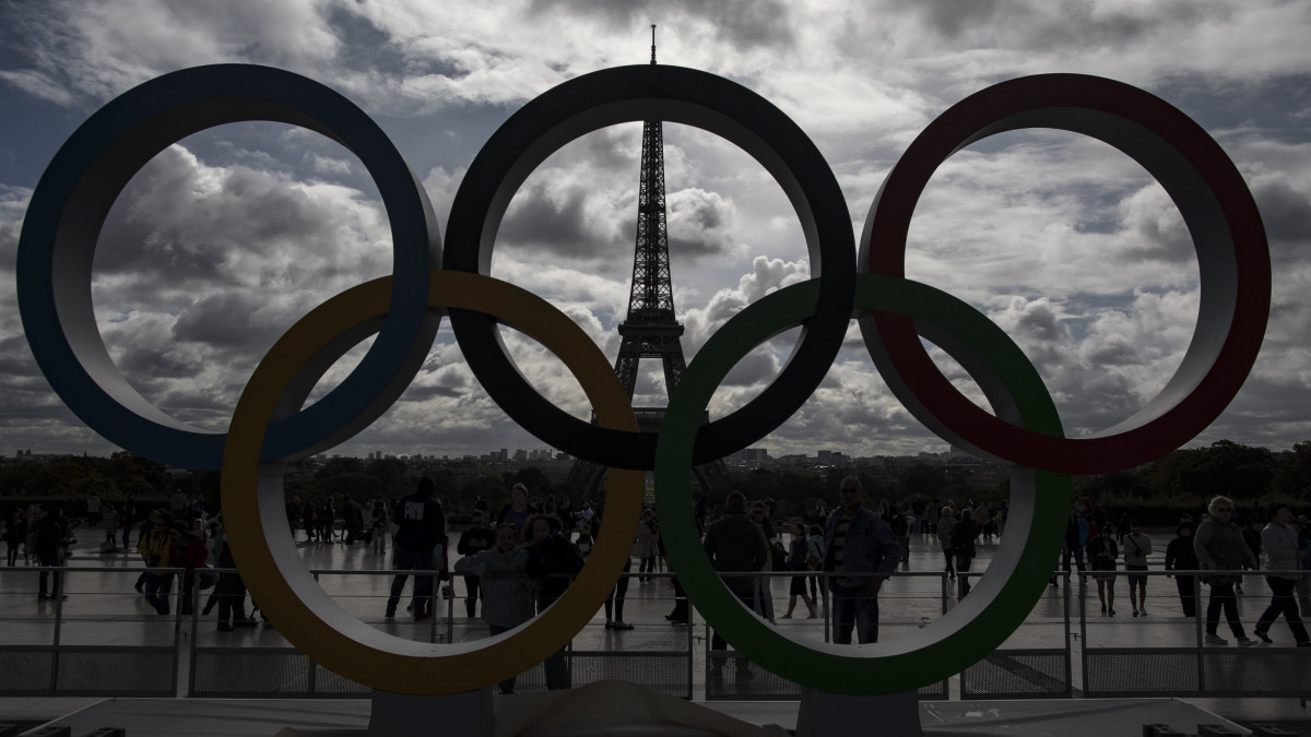Párizs, 2017. szeptember 14.Az olimpiai ötkarika a párizsi Trocadero téren, az Eiffel-torony előtt 2017. szeptember 14-én, miután az előző nap bejelentették, hogy Párizs nyerte el a 2024-es nyári olimpia rendezési jogát. (MTI/EPA/Ian Langsdon)