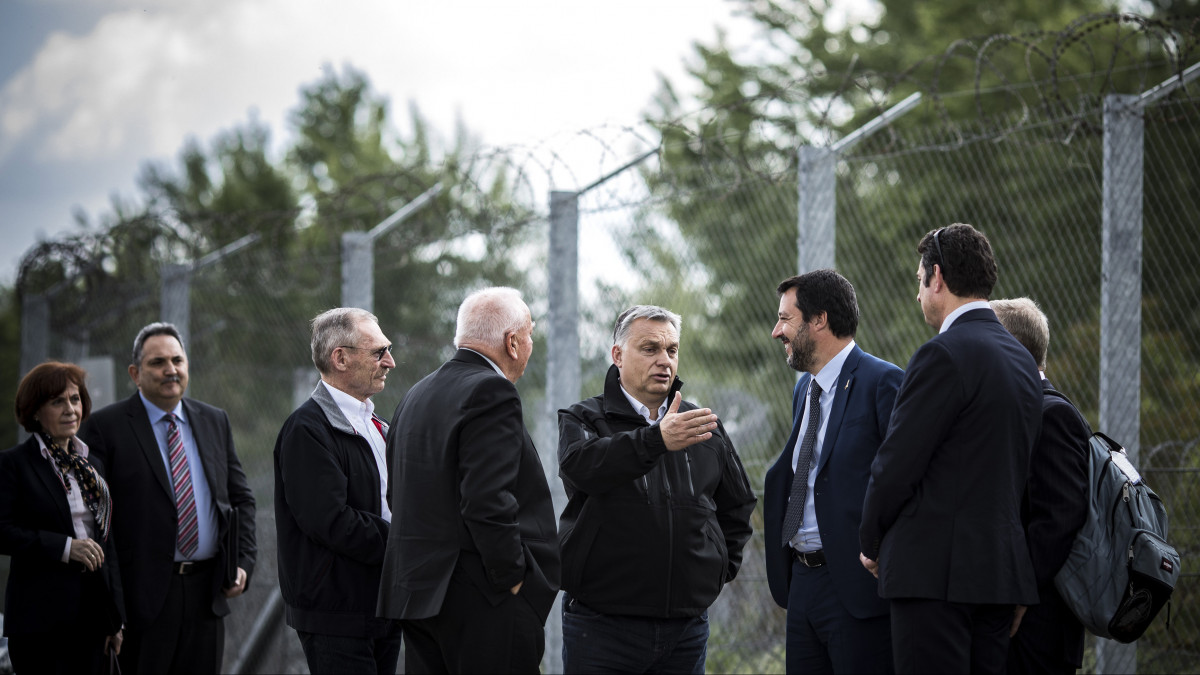 A Miniszterelnöki Sajtóiroda által közreadott képen Orbán Viktor miniszterelnök (j4), Matteo Salvini olasz belügyminiszter, miniszterelnök-helyettes (j3) és Pintér Sándor belügyminiszter (b3) határszemlén Röszkénél 2019. május 2-án.