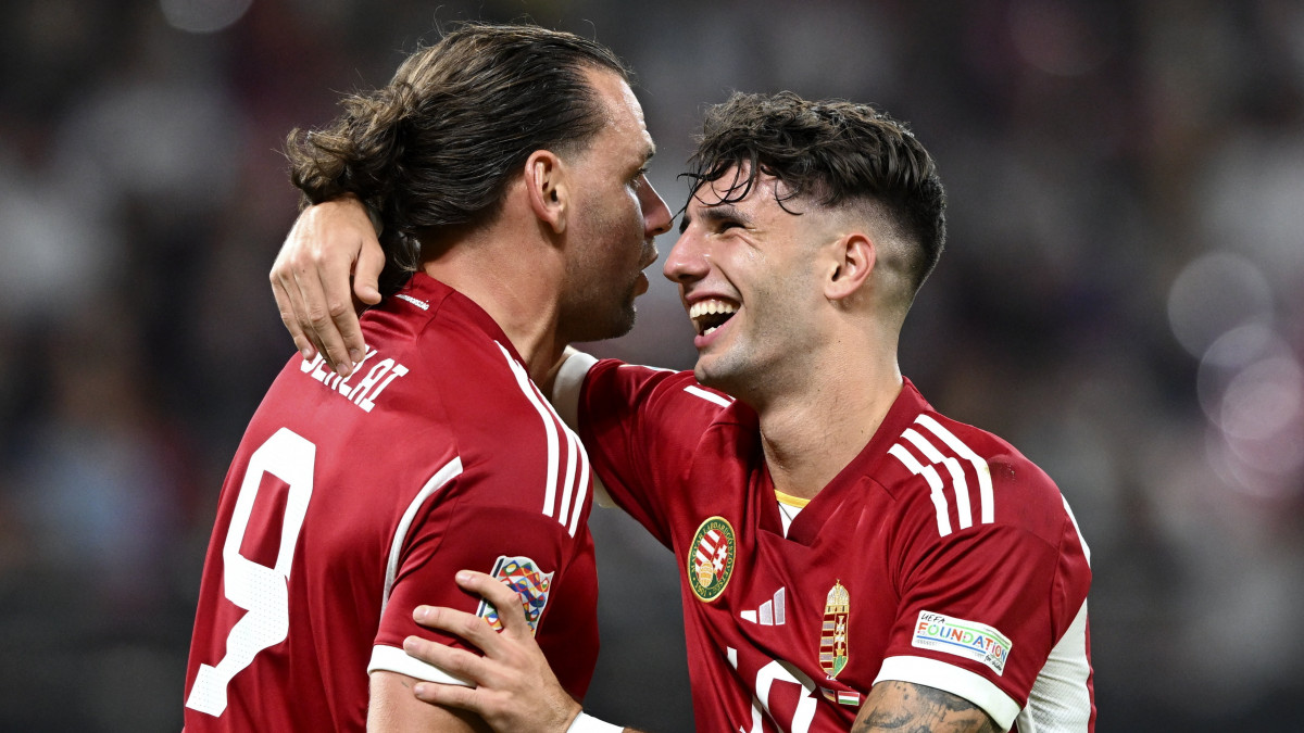 Szalai Ádám (b) csapattársával, Szoboszlai Dominikkal ünnepli gólját a labdarúgó Nemzetek Ligája ötödik fordulójában, az A divízió 3. csoportjában játszott Németország-Magyarország mérkőzésen a lipcsei Red Bull Arenában 2022. szeptember 23-án.