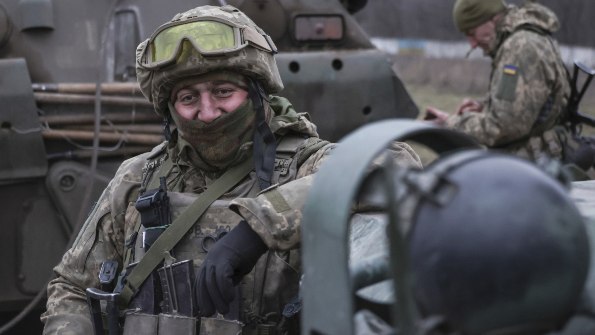 Ukrán katona pihen, mielőtt a frontra indul csapatával a kelet-ukrajnai Donyeck megyében 2023. január 28-án.