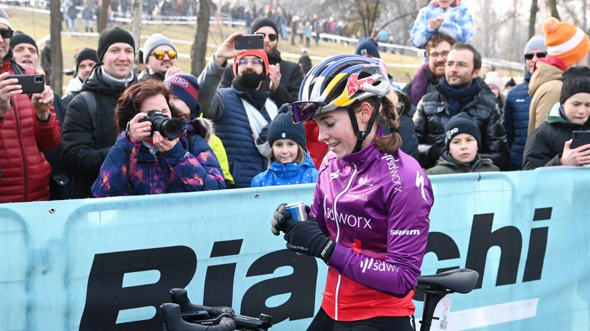 A győztes Vas Kata Blanka, a Team SD Worx versenyzője a célban a női elit 19+ kategória versenyében a terepkerékpár (cyclocross) országos bajnokságon a városligeti Királydombon 2022. január 9-én.