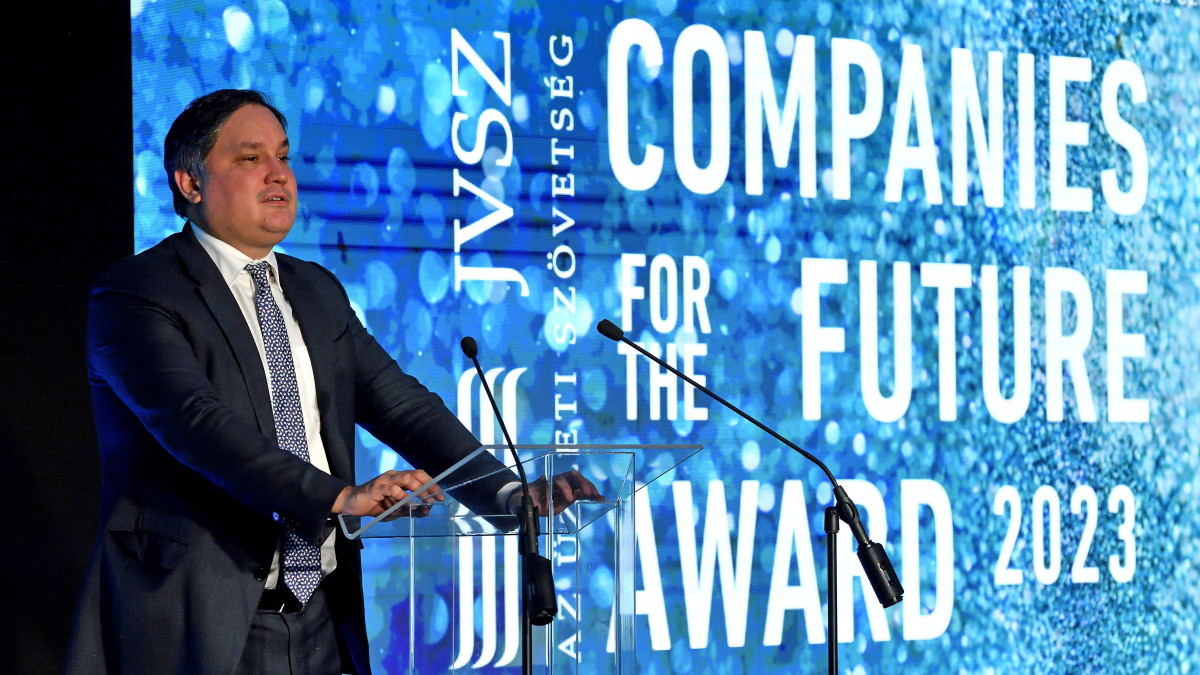 Nagy Márton gazdaságfejlesztési miniszter beszédet mond a Joint Venture Szövetség díjátadó ünnepségén a Marriott Hotelben 2023. február 4-én.