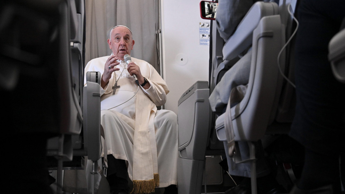 Ferenc pápa sajtóértekezletet tart a magángépén a dél-szudáni fővárosból, Jubából Rómába tartó repülőútján 2023. február 5-én. A katolikus egyházfő január 31-én kezdett apostoli látogatást a Kongói Demokratikus Köztársaságban, majd Dél-Szudánban.