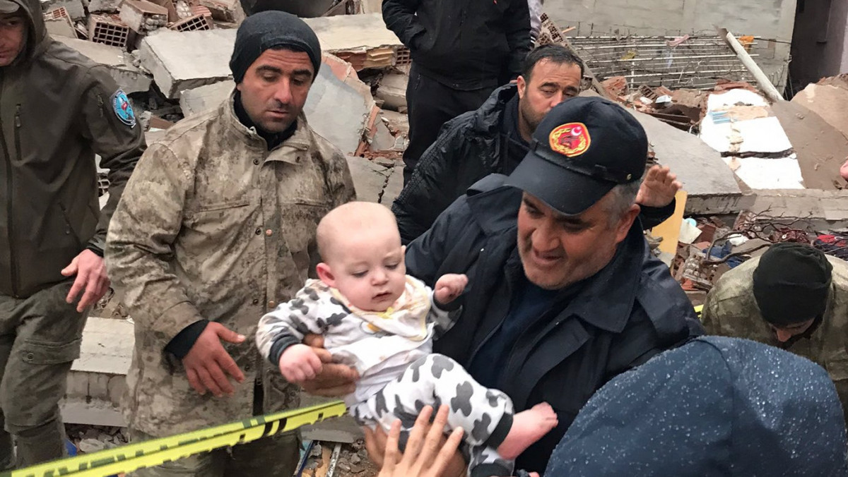 Mentés a törökországi földrengés után. Forrás:Twitter/Partizan Yunanistan