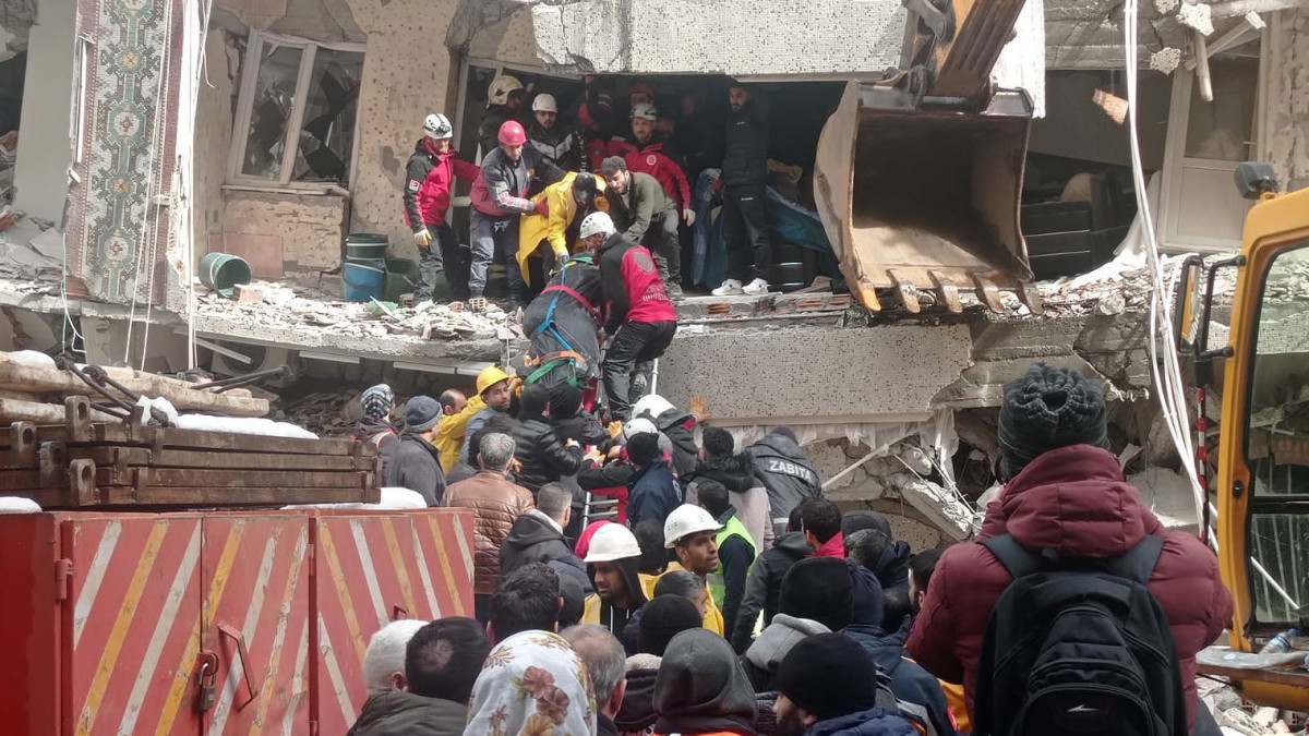 Holttestet emelnek ki egy összeomlott épület romjai közül a délkelet-törökországi Diyarbakir nagyvárosban 2023. február 6-án, miután hajnalban több erős földrengés rázta meg Törökország délkeleti és Szíria északi részét. A tíz törökországi tartományt érintő földmozgásoknak legkevesebb 284 a halottjuk és 2323 a sérültjük, a katasztrófában legalább 1710 épület összeomlott. Eddig 78 utórengést regisztráltak, amelyek közül három haladta meg a 6-os erősséget, a legerősebb pedig 6,6-os erősségű volt.