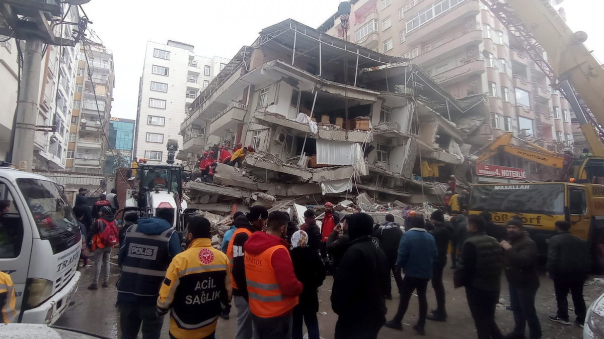 Túlélők után kutatnak egy összeomlott épület törmeléke közt a délkelet-törökországi Diyarbakir nagyvárosban 2023. február 6-án, miután hajnalban több erős földrengés rázta meg Törökország délkeleti és Szíria északi részét. A tíz törökországi tartományt érintő földmozgásoknak legkevesebb 284 a halottjuk és 2323 a sérültjük, a katasztrófában legalább 1710 épület összeomlott. Eddig 78 utórengést regisztráltak, amelyek közül három haladta meg a 6-os erősséget, a legerősebb pedig 6,6-os erősségű volt.