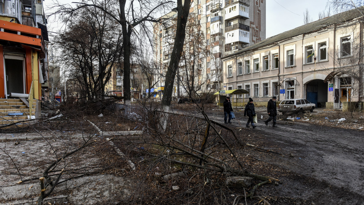 Járókelők egy üres ház előtt, Bahmutban 2023. január 20-án. Az orosz erők ostroma miatt az ukrán hatóságok a kelet-ukrajnai Donyecki területen fekvő város kiürítésére szólították fel a lakosságot, ennek ellenére mintegy nyolcezren az otthonmaradást választották. A városban megszűnt a villany-, a gáz-, a vízszolgáltatás és a távfűtés.