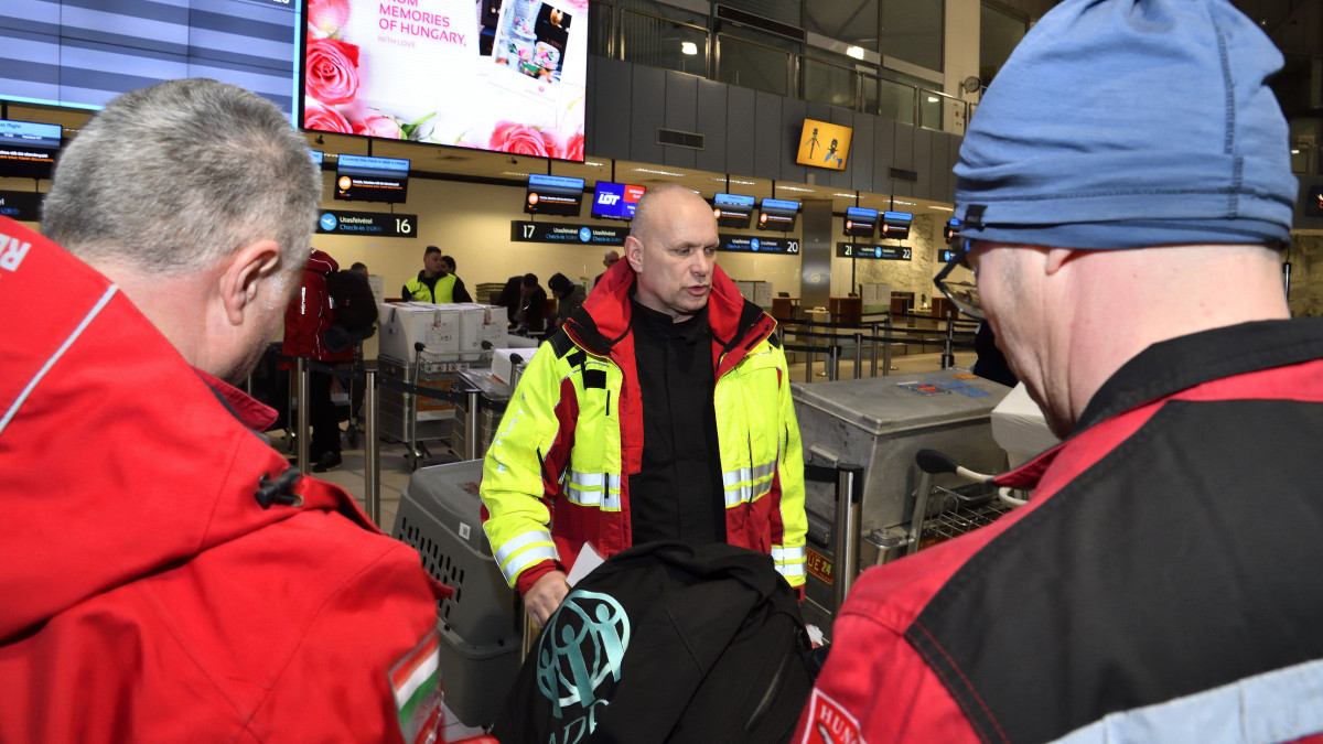 Pavelcze László, a Baptista Szeretetszolgálat Törökországba indultó speciális mentőcsapatának parancsnoka, veszélyhelyzet-kezelési igazgató (k) és munkatársai a Liszt Ferenc-repülőtéren 2023. február 6-án. A HUBA Rescue24 Tűzoltó és Kutató-Mentő Nemzetközi Csoport és egy sürgősségi ellátást végző egészségügyi csoport, összesen 19 fő 7 mentőkutyával és mintegy 2 tonnás felszereléssel Törökország földrengés sújtotta térségébe indult. 