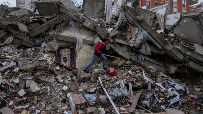 Egymást érik a hatalmas földrengések, 4000 fölött a halottak száma