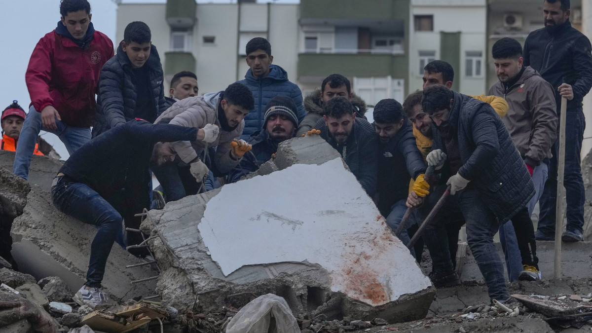 Túlélők és áldozatok után kutatnak egy összedőlt épület törmeléke közt a dél-törökországi Adana nagyvárosban 2023. február 6-án. Hajnalban több erős földrengés rázta meg Törökország délkeleti és Szíria északi részét, a legnagyobb rengés egyes mérések szerint a 7,8-as erősséget is elérte. A földmozgásnak Törökországban és Szíriában is több száz halálos áldozata és több ezer sérültje van.