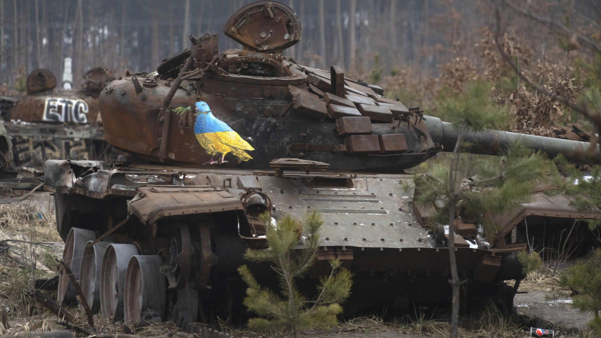 TvBoy olasz graffitiművész legújabb alkotása egy megsemmisült orosz páncélozott harci jármű roncsán az ukrán hadsereg által visszafoglalt Dmitrivkában 2023. január 30-án.