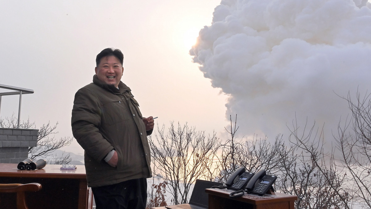 Az észak-koreai állami hírügynökség (KNCA) által 2022. december 16-án közreadott képen Kim Dzsong Un észak-koreai vezető megtekint egy nagy tolóerejű, szilárd tüzelőanyaggal működő hajtóművel elvégzett sikeres rakétakísérletet az északnyugati Tongcsang-ri városnál működő Szohe műholdfelbocsátó és rakétakísérleti telepen december 15-én.