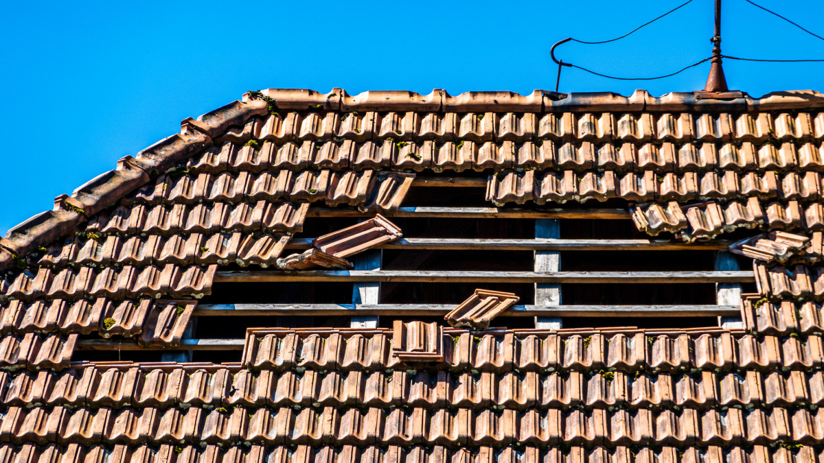 damaged roof at an old house - photo