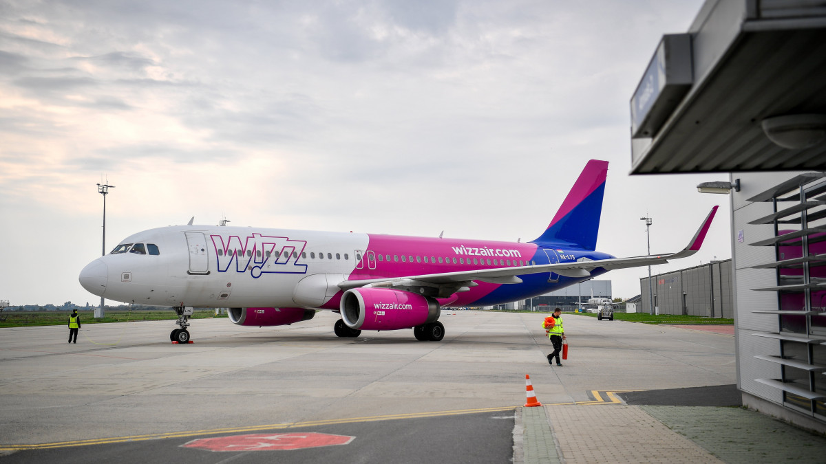 A Wizz Air légitársaság Eindhovenbe tartó járata felszállás előtt a Debrecen Nemzetközi Repülőtéren 2022. október 11-én. 10 éves együttműködését ünnepli a repülőtér és a Wizz Air légitársaság.