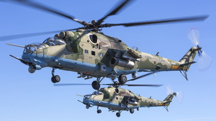 Videón, ahogy orosz harci helikopterek vadásznak ukrán drónokra