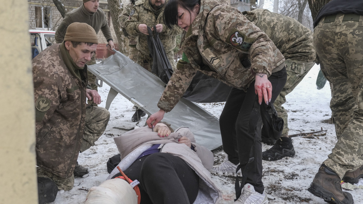 Orosz rakétatámadásban megsérült nőt helyeznek hordágyra a kelet-ukrajnai Kramatorszkban 2023. február 2-án. A támadás következtében legalább két ember életét vesztette, hét pedig megsebesült.