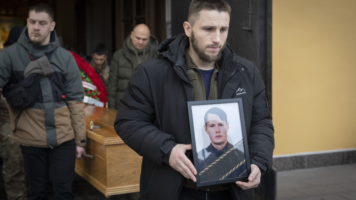Katonák és Eduard Lobau fehérorosz önkéntes katona barátai kísérik koporsóját a temetésén Kijevben 2023. február 4-én. Lobau az orosz csapatok elleni harcok során esett el a kelet-ukrajnai Donyeck megyében.