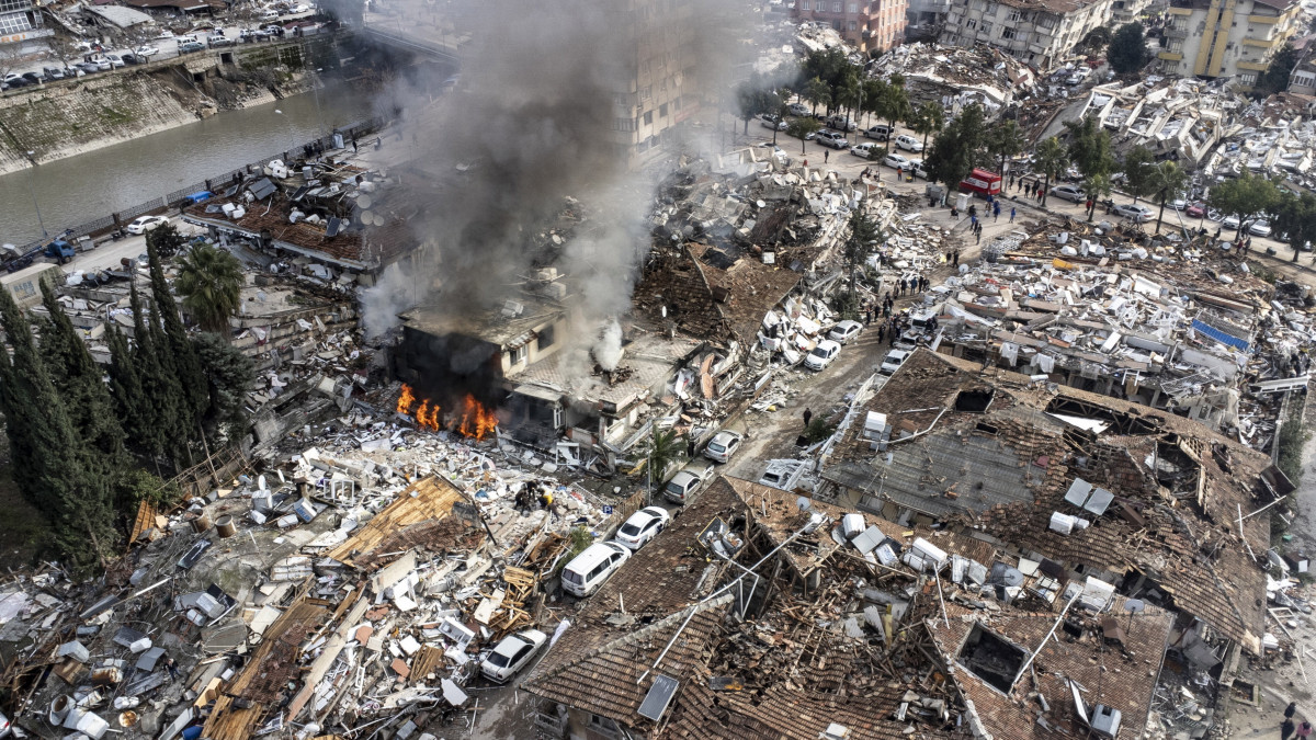 Légi felvétel összedőlt épületek romjairól a dél-törökországi Hatay tartományban 2023. február 7-én. Előző nap hajnalban több erős földrengés rázta meg Törökország délkeleti és Szíria északi részét, a legnagyobb rengés egyes mérések szerint a 7,8-as erősséget is elérte. A természeti katasztrófa halálos áldozatainak száma meghaladja az ötezret. Törökországban 4758 összedőlt épületből közel 8000 túlélőt mentettek ki.