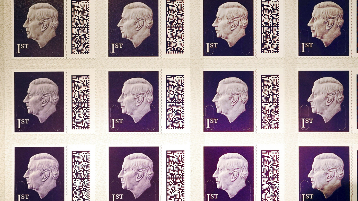 Bemutatják az új brit uralkodót ábrázoló első osztályú postaforgalmi bélyeget a londoni postamúzeumban 2023. február 7-én. A leendő király balra tekintő arcmása a brit jegybank pénzverdéje számára Martin Jennings brit szobrászművész által készített érmeportré változata. Az uralkodót III. Károly néven koronázzák királlyá május 6-án a londoni Westminster-apátságban egy nagyszabású háromnapos ünnepi rendezvénysorozat keretében.