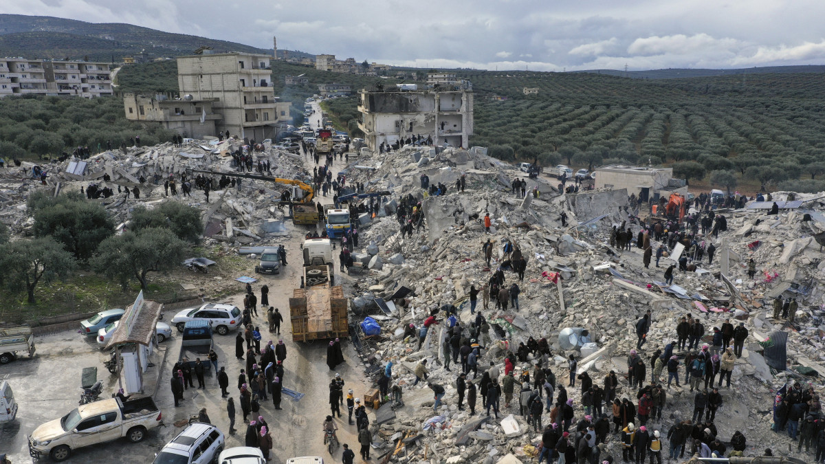 A drónfelvételen helybeliek áldozatok után kutatnak épülettörmelék közt az észak-szíriai Idlíb kormányzóságbeli Haremben 2023. február 6-án, miután hajnalban több erős földrengés rázta meg Törökország délkeleti és Szíria északi részét. A legnagyobb, 7,8-as magnitúdójú rengés epicentrumát a dél-törökországi Gaziantepnél mérték. Az Európai Földközi-tengeri Szeizmológiai Intézet (EMSC) újabb, 7,7-es magnitúdójú földrengést észlelt Törökország középső részén magyar idő szerint fél 12-kor. Szíriában eddig több mint 380 halottról és csaknem ezer sérültről tudnak, az áldozatok száma folyamatosan növekszik.