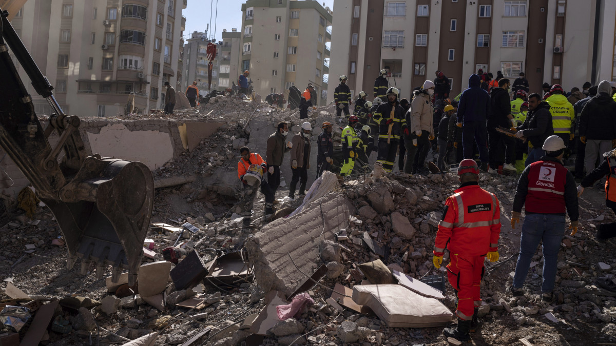 Mentőalakulatok tagjai kutatnak túlélők után egy lakóház romjai között a délkelet-törökországi Adanában 2023. február 8-án. Két nappal korábban több erős földrengés rázta meg Törökország délkeleti és Szíria északi részét, a legnagyobb rengés egyes mérések szerint a 7,8-as erősséget is elérte. A természeti katasztrófa halálos áldozatainak száma meghaladja a 9500-at.