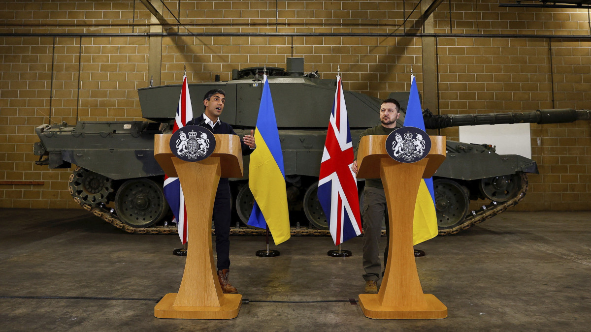 Rishi Sunak brit miniszterelnök (b) és Volodimir Zelenszkij ukrán elnök sajtótájékoztatót tart a lulworthi katonai kiképző központban 2023. február 8-án. A brit hadsereg 2022-ben tízezer ukrán katonát képzett ki, 2023-ban a dupláját tervezik.