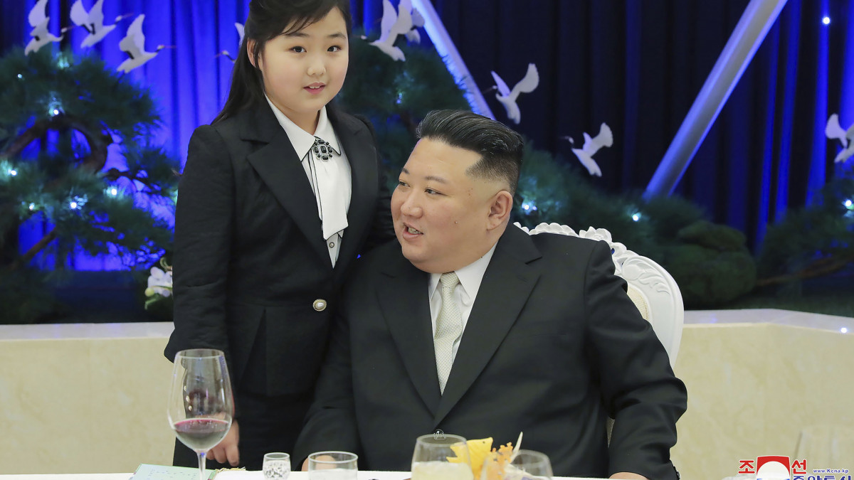 A KCNA észak-koreai állami hírügynökség felvételén Kim Dzsong Un észak-koreai vezető, a Koreai Munkapárt főtitkára és kilencéves lánya, Kim Dzsu E részt vesz a Koreai Néphadsereg megalakulásának 75. évfordulója alkalmából tartott díszvacsorán egy meg nem nevezett helyszínen 2023. február 8-án. 