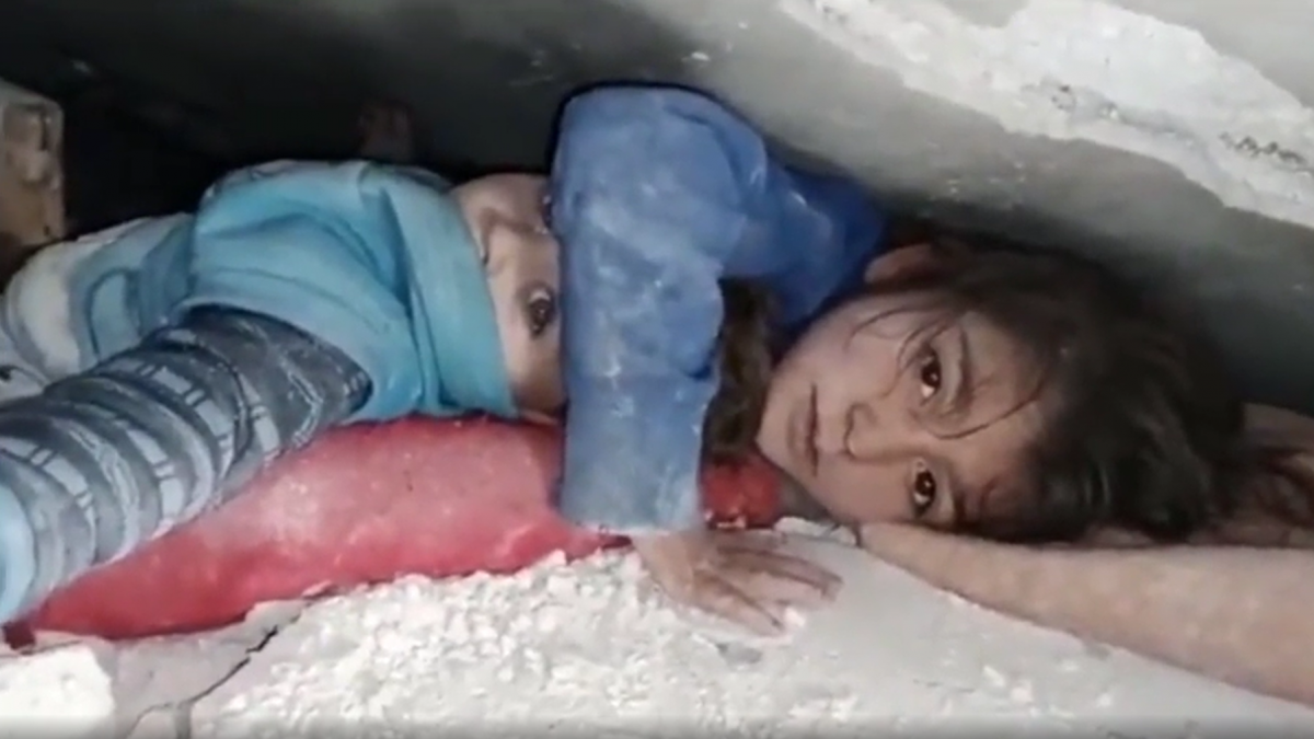 Másfél napon át óvta öccsét egy szír kislány a romok alatt – videó