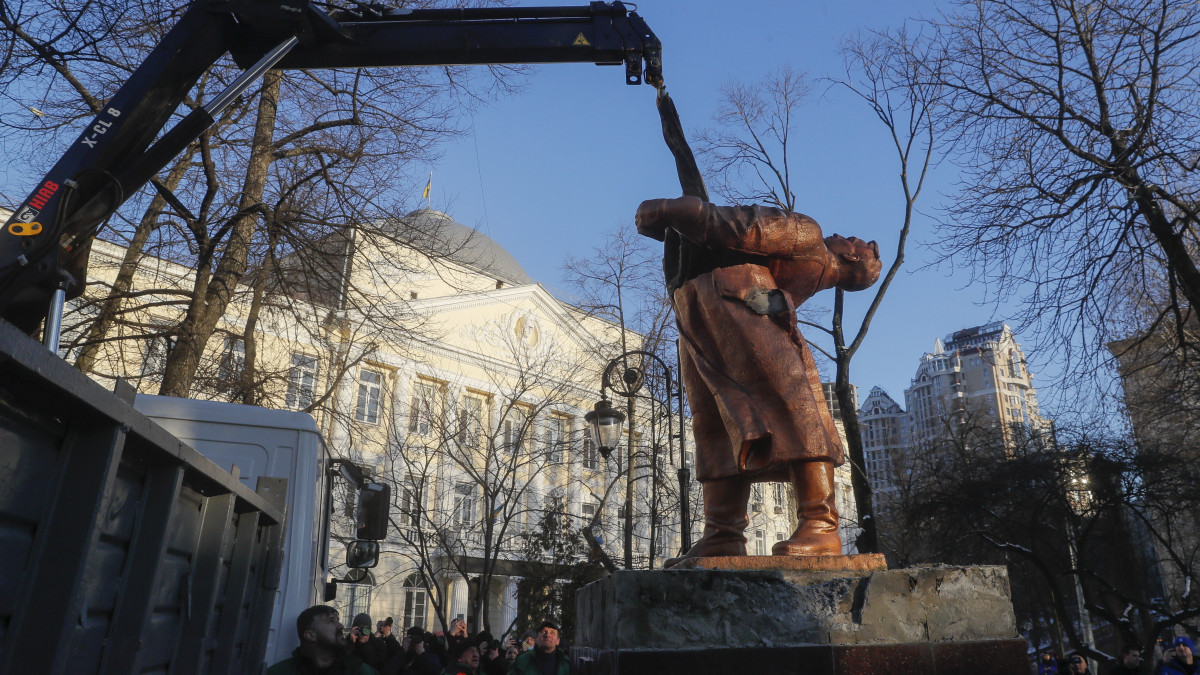 Munkások lebontják Valerij Cskalov szovjet pilóta emlékművét Kijevben 2023. február 8-án. Ukrajna felgyorsítja erőfeszítéseit annak érdekében, hogy a szovjet és orosz befolyás évszázados maradványait eltörölje a nyilvános terekről azáltal, hogy emlékműveket bont le, és utcák százait nevezi át a hazai művészek, költők, katonák és függetlenségi vezetők tiszteletére.