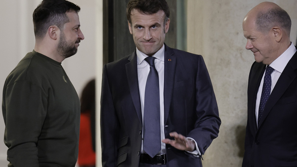 Emmanuel Macron francia elnök (k) és Olaf Scholz német kancellár (j) és Volodimir Zelenszkij ukrán elnök társaságában a párizsi államfői rezidencián, az Élysée-palotában 2023. február 8-án.
