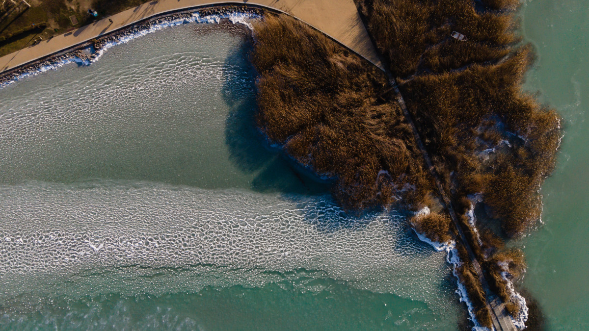 A drónnal készült képen jég látható a Balatonon Siófoknál 2023. február 8-án.