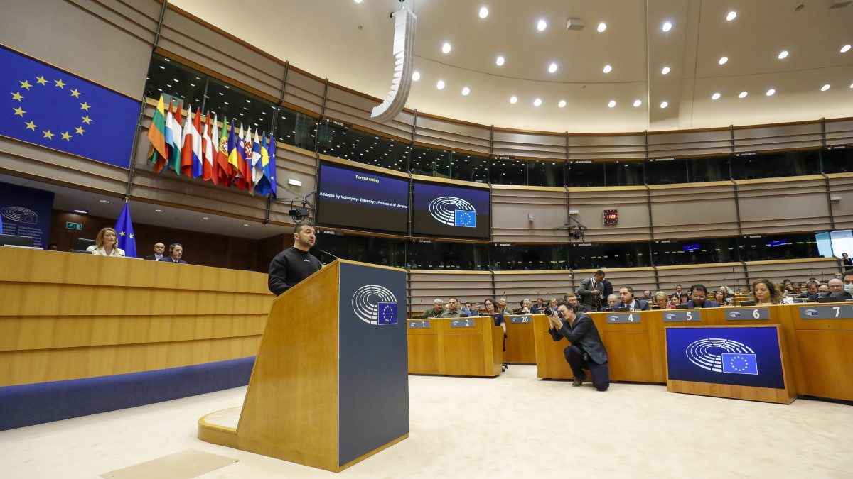 Volodimir Zelenszkij ukrán elnök beszédet mond az Európai Parlamentben, Brüsszelben 2023. február 9-én, az Európai Tanács brüsszeli ülésének idején. Ukrajna 2022 februárjában folyamodott az EU-hoz tagjelölti státuszért, és azt 2022 júniusában megkapta.