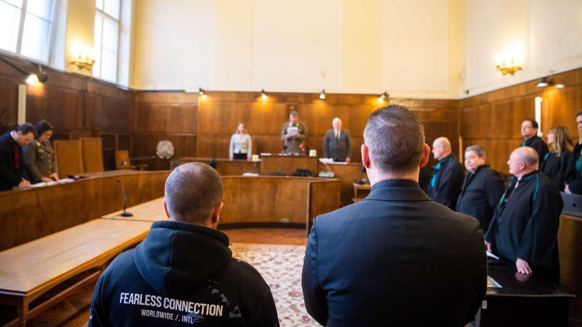 Kiss Károly bíró ítéletet hirdet a V. L. és 21 társa ellen rendőri korrupciós ügyben indult büntetőper tárgyalásán a Fővárosi Törvényszék tárgyalótermében 2023. február 9-én. Hat és tizenegy év közötti, fegyházban letöltendő szabadságvesztésre ítélte a Fővárosi Törvényszék katonai tanácsa azokat az egykori magas beosztású rendőrtiszteket, akik a vád szerint különféle korrupciós bűncselekményeket követtek el az úgynevezett Vizoviczki-ügyben.