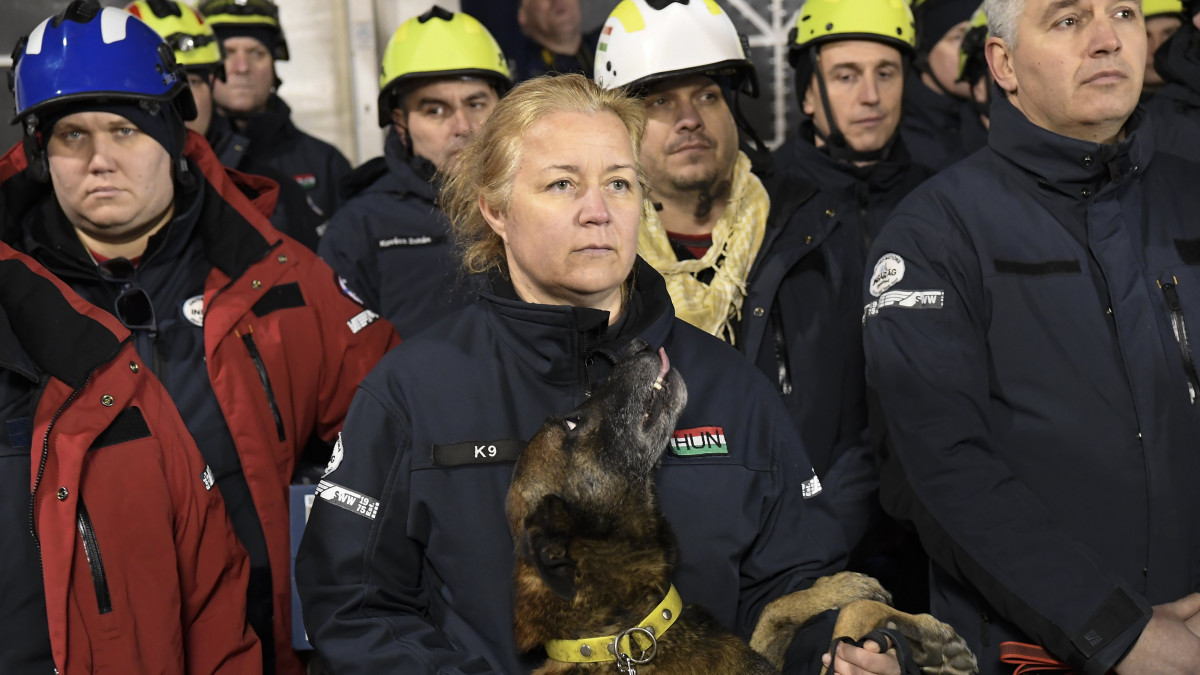 A törökországi földrengés áldozatainak segítséget nyújtó Országos Katasztrófavédelmi Főigazgatóság kutató-mentő csapata az útnak indításán Budapesten 2023. február 6-án. A Hunor mentőszervezet csapata 55 fővel, a tűzoltókon kívül katonaorvosokkal és a mentőszolgálat munkatársaival indul Törökországba. Továbbá személykereső kutyákat is visznek magukkal. 