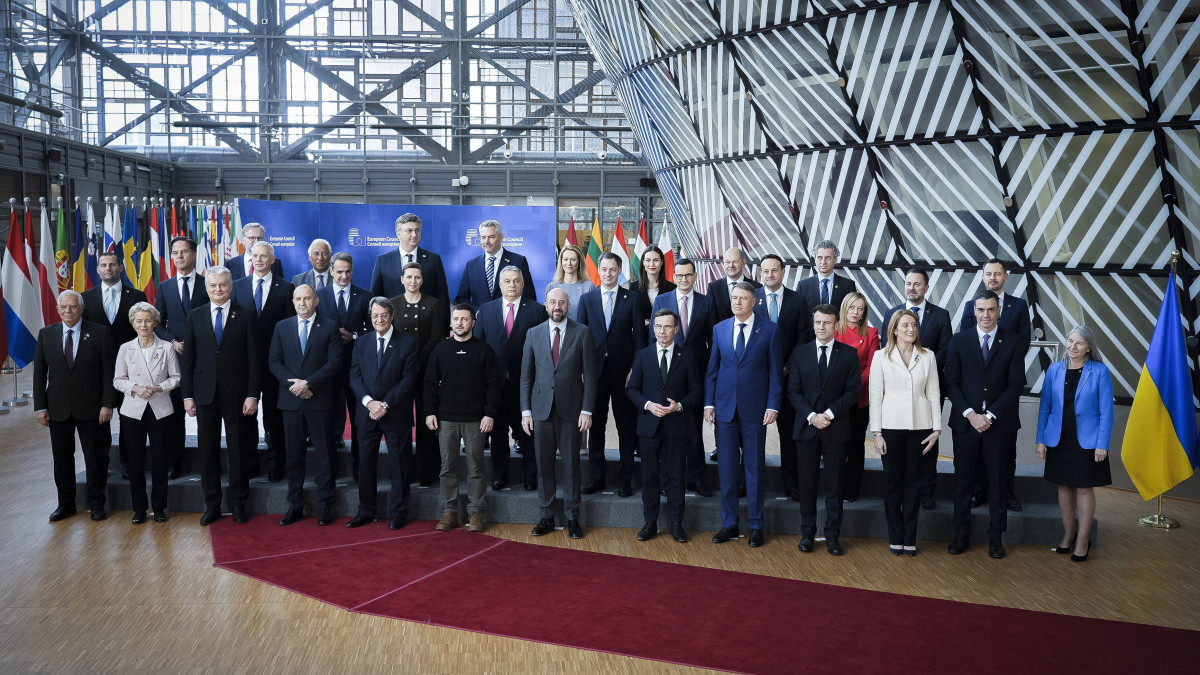 A Miniszterelnöki Sajtóiroda által közreadott képen Orbán Viktor miniszterelnök (második sor, b6) az európai uniós tagországok állam- és kormányfői kétnapos találkozójának első napján Brüsszelben 2023. február 9-én. Az első sorban Charles Michel, az Európai Tanács elnöke (b7), Ursula von der Leyen, az Európai Bizottság elnöke (b2), Roberta Metsola, az Európai Parlament elnöke (j3) és Volodimir Zelenszkij ukrán elnök (b6). A találkozó középpontjában a migráció, és az arra adható uniós válaszok, valamint Oroszország Ukrajna elleni háborúja, illetve a konfliktus okozta gazdasági helyzet áttekintése szerepel.